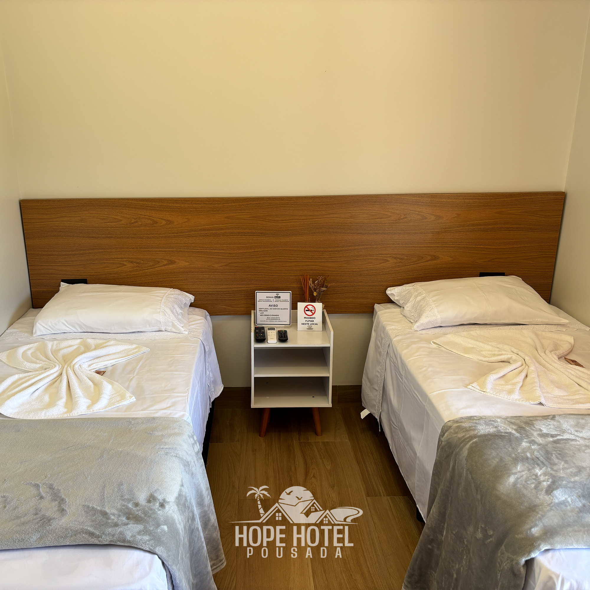 Suíte Master com decoração moderna.